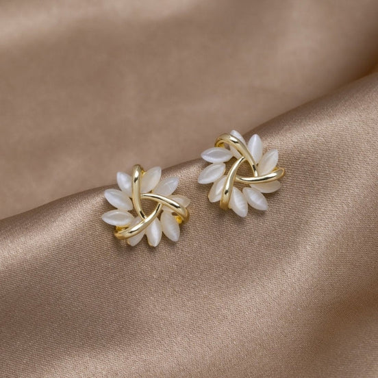 Petalisse Damen Ohrringe mit geschwungenem Blütendesign
