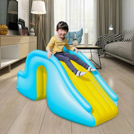 Aufblasbare Rutsche für aktiven Spielspaß im Freien