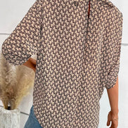 Rivella Bluse mit Retro Muster und kurzen Ärmeln in figurbetonter Passform