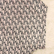 Rivella Bluse mit Retro Muster und kurzen Ärmeln in figurbetonter Passform