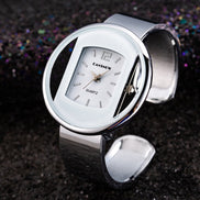 Laceyra Damen Armbanduhr mit ovalem Zifferblatt und verstellbarem Armband