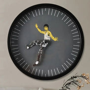 ZenStrike Wanduhr – Rundes Design mit Kampfkunst-Motiv