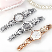 Inaya Armbanduhr mit Rundem Zifferblatt und Verstellbarem Armband