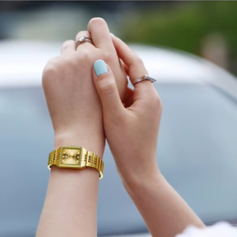 Damen Quarzuhr mit rechteckigem Zifferblatt und Metallarmband