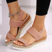 Sandalen mit Riemen und profilierter Sohle
