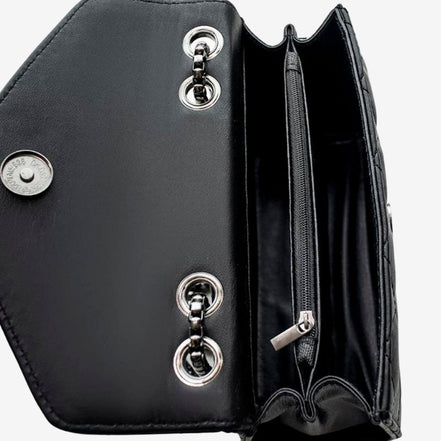 Quavira Schultertasche aus Leder mit gestepptem Design und großem Innenfach