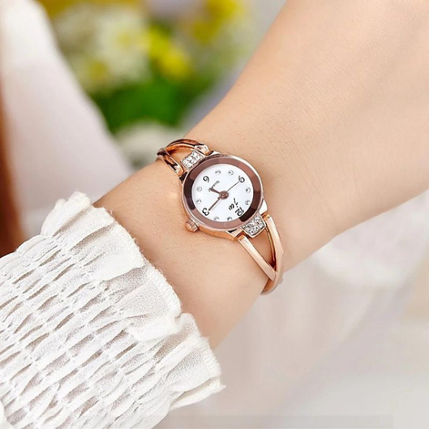 Inaya Armbanduhr mit Rundem Zifferblatt und Verstellbarem Armband