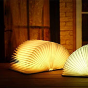 LED-Buchlampe im faltbaren Design für stimmungsvolle Innenbeleuchtung