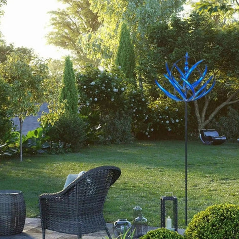 Gartenspinne aus Metall mit windgetriebener Rotation