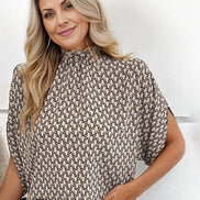 Rivella Bluse mit Retro Muster und kurzen Ärmeln in figurbetonter Passform