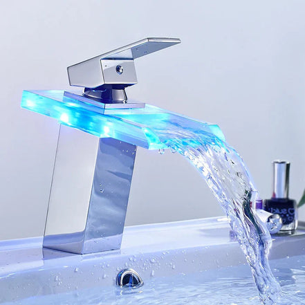 AquaLume Cascade – LED-Wasserhahn mit Wasserfall-Auslauf