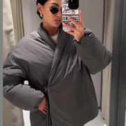 Damen Steppjacke mit V-Ausschnitt, Schnürverschluss und Taschen – Liora