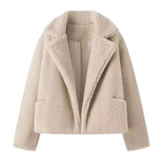 Damen Plüschjacke mit Umlegekragen und Knopfverschluss – Elvara