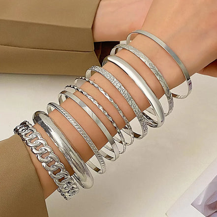 Revolia Armband-Set – Zehnteiliges Set aus Metallarmbändern in Gold- und Silberfarbe