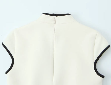Élodine Damen Minikleid mit Kontrastdetails und Cut-out Design