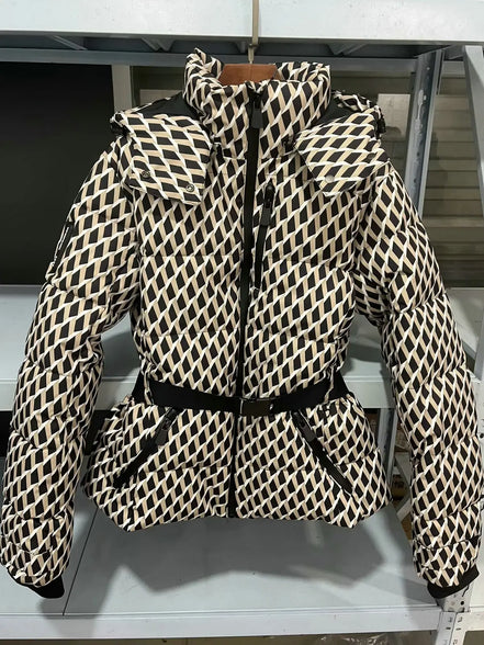 Damen Winterjacke mit Kapuze, Gürtel und wattierter Füllung – Cirella