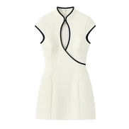 Élodine Damen Minikleid mit Kontrastdetails und Cut-out Design