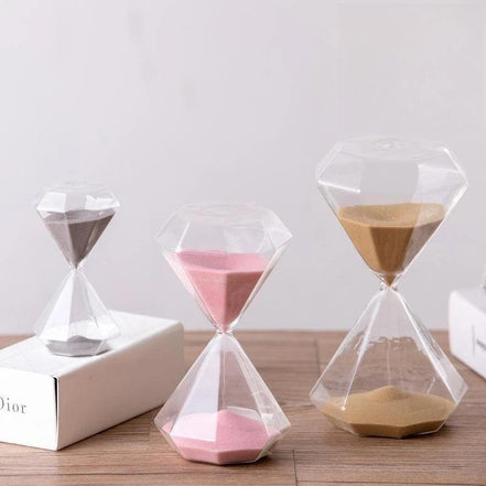 Kreative Sanduhr mit diamantinspiriertem Design für die Tischdekoration
