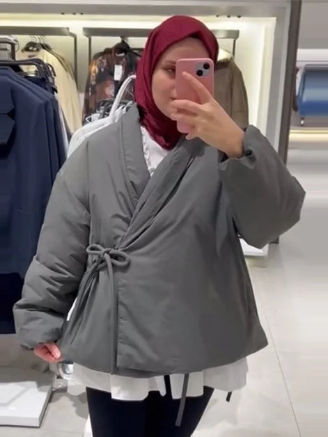 Damen Steppjacke mit V-Ausschnitt, Schnürverschluss und Taschen – Liora