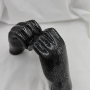 Herzförmige Handskulptur aus Kunstharz