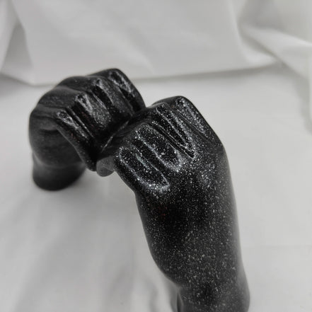 Herzförmige Handskulptur aus Kunstharz