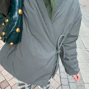 Damen Steppjacke mit V-Ausschnitt, Schnürverschluss und Taschen – Liora