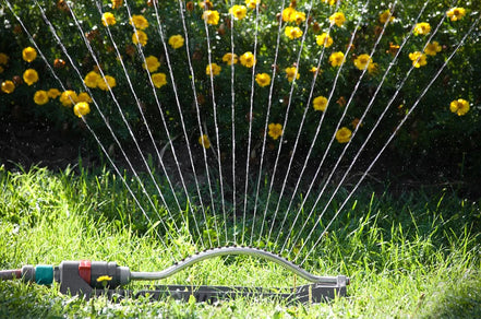 GartenSprayor Oscillierender Rasensprenger mit 4 Sprühmodi