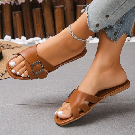 Flache Damen-Pantoletten mit Schnalle und Cut-out-Design – Elenza
