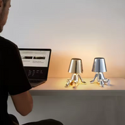 GULD – LED-Tischleuchte in gold- oder silberfarbenem Design