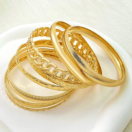 Revolia Armband-Set – Zehnteiliges Set aus Metallarmbändern in Gold- und Silberfarbe