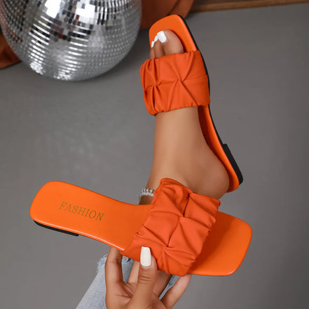 Damen-Sandalen mit Faltenoptik und flacher Sohle – Velmora