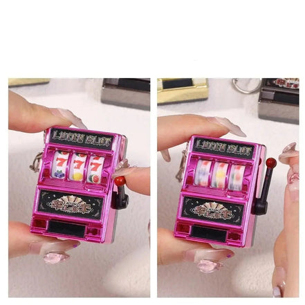 Mini-Spielautomaten-Schlüsselanhänger mit Drehmechanismus