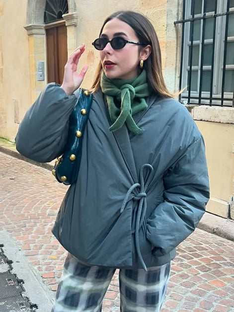 Damen Steppjacke mit V-Ausschnitt, Schnürverschluss und Taschen – Liora
