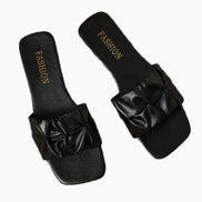 Damen-Sandalen mit Faltenoptik und flacher Sohle – Velmora