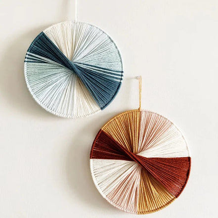 Thread Bloom Wandkunst – Handgefertigtes Fadenmuster Für Ein Modernes Ambiente 3