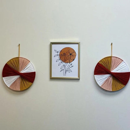 Thread Bloom Wandkunst – Handgefertigtes Fadenmuster Für Ein Modernes Ambiente 4