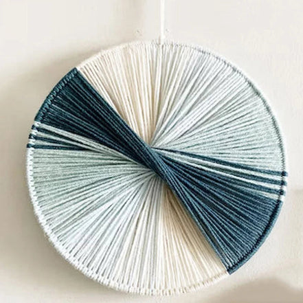 Thread Bloom Wandkunst – Handgefertigtes Fadenmuster Für Ein Modernes Ambiente 8